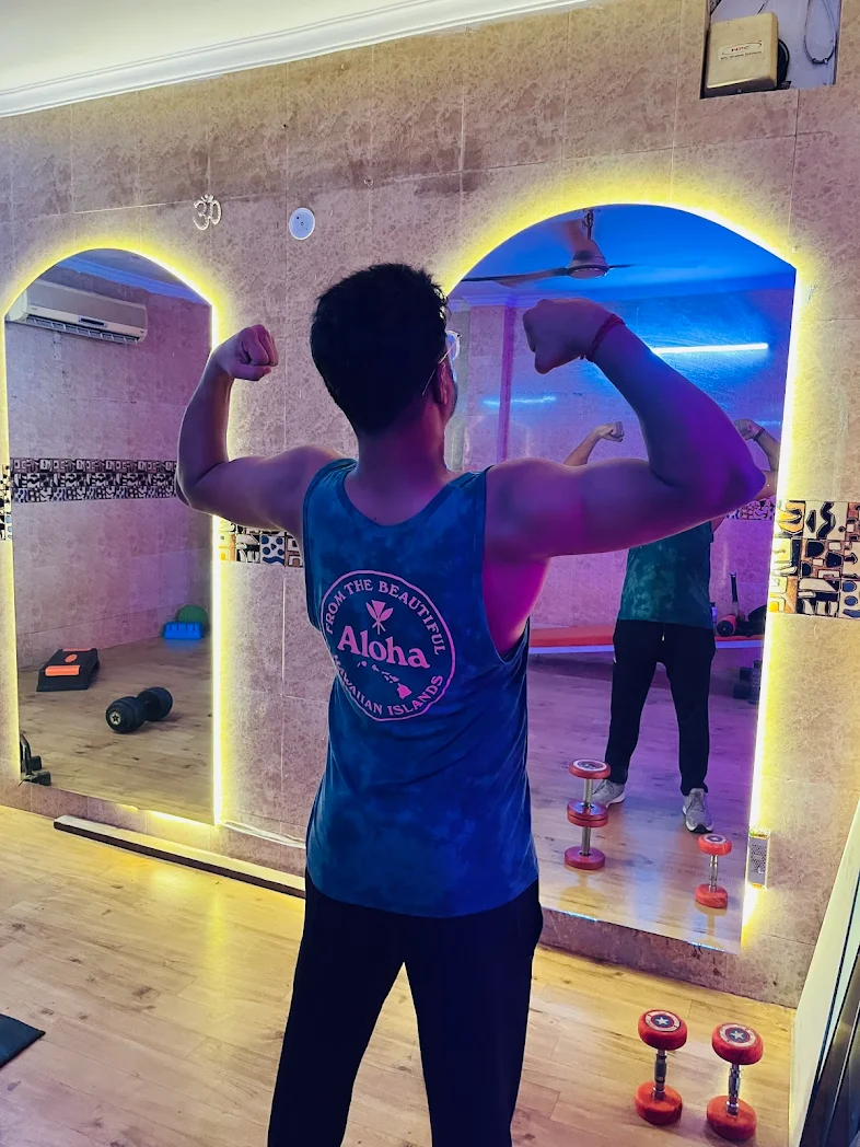 Member flexing in mirror room